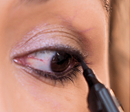 Structureer de oogopslag met de Kalligrafeer eyeliner voor een intensere blik. Breng de eyeliner met de soepele stift zorgvuldig aan langs de bovenste wimperrand, vanaf het midden van het ooglid naar de buitenkant.
