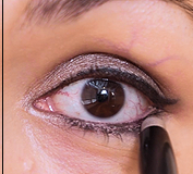 Tot slot, accentueer de oogopslag door met het Oogschaduwpotlood een lijntje dicht langs de onderste wimperrand te trekken tot aan de buitenkant van de pupil.